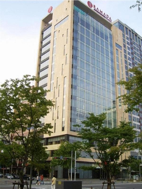Готель Ramada Plaza By Wyndham Gwangju Gwangju Metropolitan City Екстер'єр фото