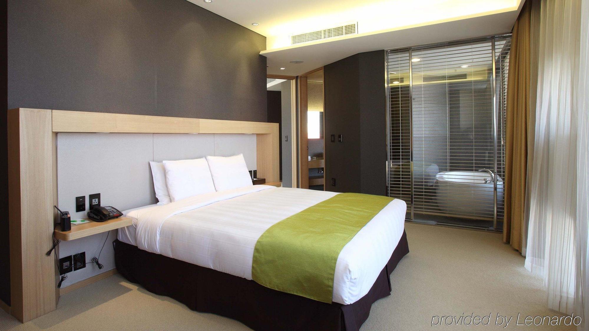 Готель Ramada Plaza By Wyndham Gwangju Gwangju Metropolitan City Екстер'єр фото