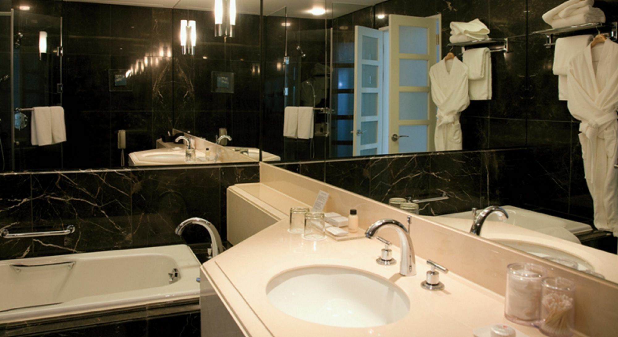 Готель Ramada Plaza By Wyndham Gwangju Gwangju Metropolitan City Екстер'єр фото
